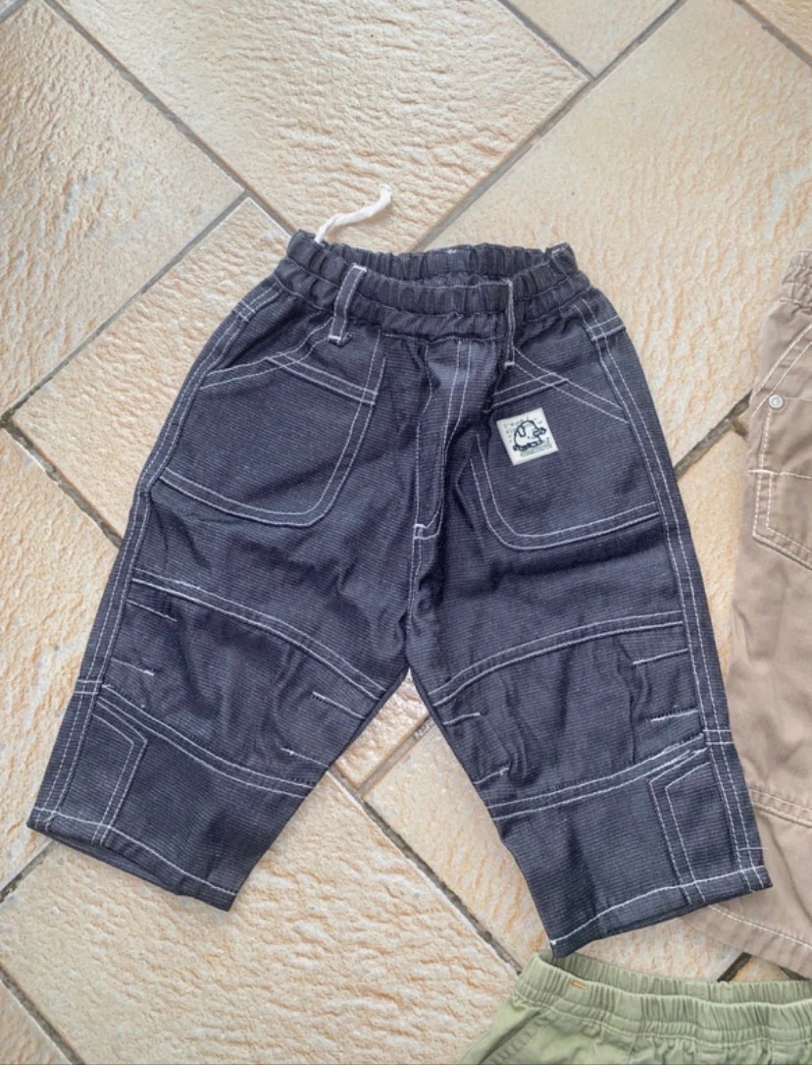 Lot de 2 pantalons et 1 short 6 mois  – photo 4
